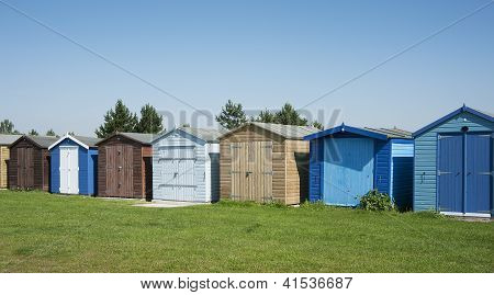 Plážové chatky na Dovercourt, poblíž Harwich Essex, Velká Británie.