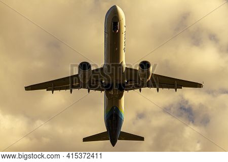 Washington Dc, Usa 10/02/2020: Over Head Image Of An Alaska Airlines Aircraft (airbus A321)  After T