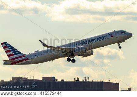 Washington Dc, Usa 10/03/2020: Airbus A321 253nx Model Airplane Operated By American Airlines Is Goi
