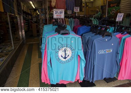 Annapolis, Md 08/21/2020: A Gift Shop In Annapolis, Touristic Capital City Of Maryland. Various Clot
