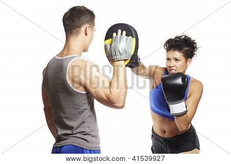 Giovane uomo e donna Boxing Sparring