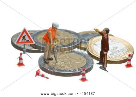 A miniatűr alakok Euro-érmék egy halom dolgozik.