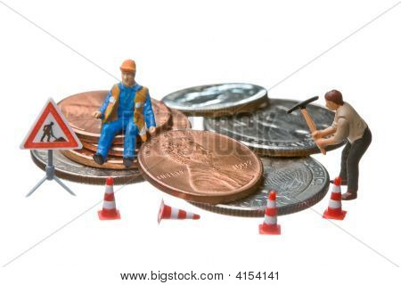 A miniatűr alakok a dollár-érmék egy halom dolgozik.