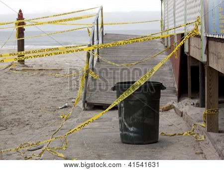 SEASIDE HEIGHTS, NJ - JAN 13: En skraldespand og politiets tape blok en indgang til stranden d. 1