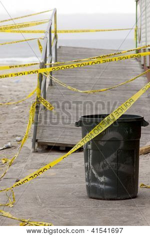 SEASIDE HEIGHTS, NJ - JAN 13: En skraldespand og politiets tape blok en indgang til stranden d. 1