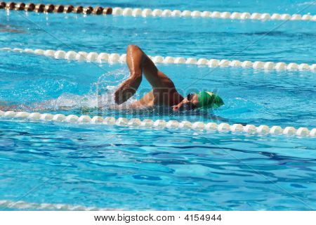 Schwimmer Crowls im Pool 2