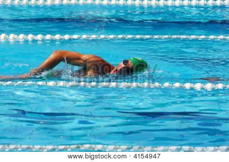 Crowls nuotatore In piscina 3