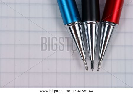 Svuotare la pagina del taccuino e matita nera, rosso, blu