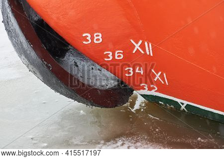 Old Ship Draft On Hull, Scale Numbering. Distance Between Waterline And Bottom Keel. Ship In Water.