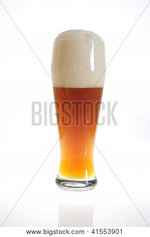Ølglas med øl i baggrundslys