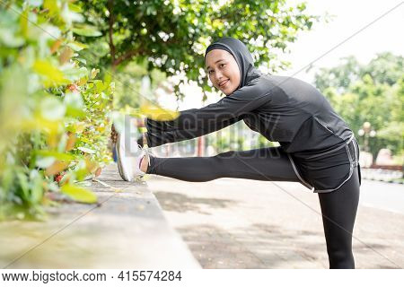 Muslim Asian Woman Strecth Her Leg During Sport Time Outdoor