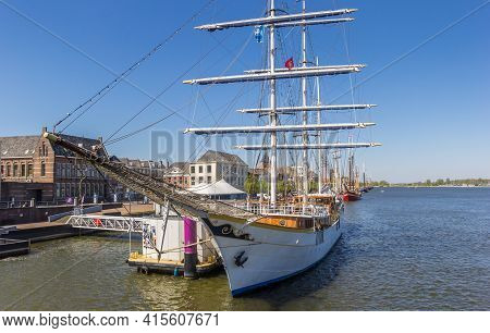 Kampen, Netherlands - April 22, 2020: Historic Sailing Ship On The Ijssel River In Kampen, Netherlan