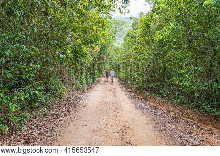 São Roque De Minas - Mg, Brazil - December 13, 2020: Tourists Walking On A Trail Surrounded By Green