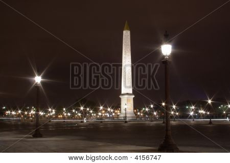 Concorde Obelisc ночью