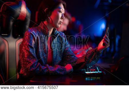 During The Esports Championship, A Young Chinese Streamer Records A Video For Her Daily Broadcast