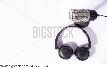 Home Work, Microfone Profissional Condensador E Fones De Ouvido Em Fundo Branco, Retrato High Key, T