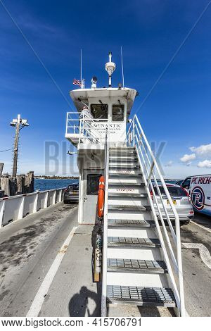 Sterling, Usa - October 27, 2015: Crossing The Canal At Peconic River With The South Ferry At Sterli
