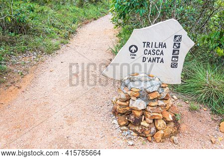 São Roque De Minas - Mg, Brazil - December 13, 2020: Direction Sign For The Casca D'anta Trail At Th