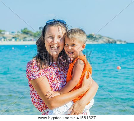 Fotografie šťastné matky a syna na pláži