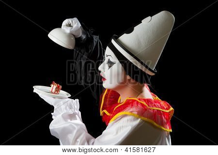MIME Pierrot színész találni egy ajándék alatt a fehér edény tálca
