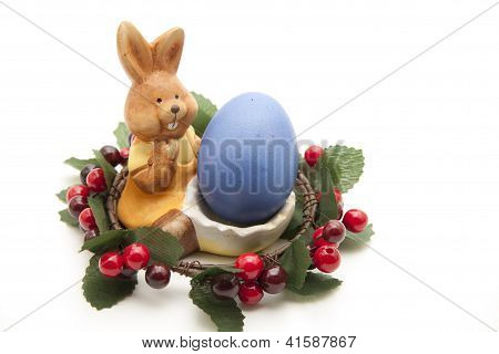 Velikonoční zajíček s modrým Easteregg a květina