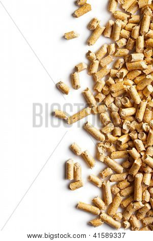 Trä pellets - biobränsle på vit bakgrund.