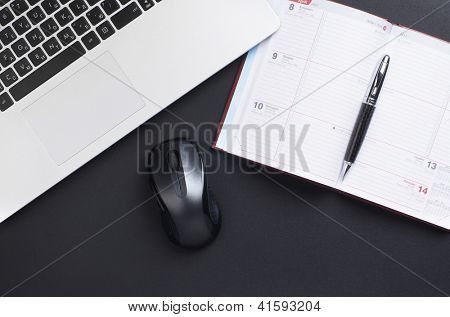Laptop, myš a deník na stůl