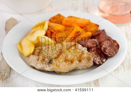 Maiale fritto con Chourico, zucca e mela sulla piastra