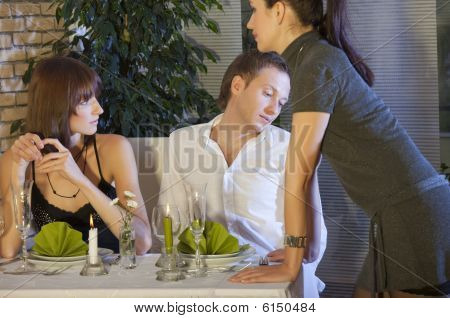 Mann mit Kellnerin flirtend