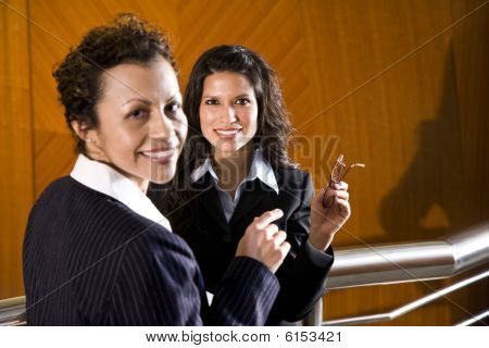 Due donne imprenditrici ispanico conversando