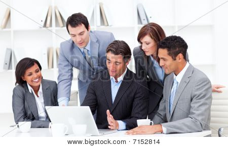 ernsthafte Multi ethnischen Geschäftspartnern arbeiten bei einem laptop