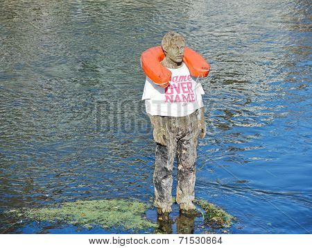 Statue L'homme Sur Sa Bouee In Amiens City