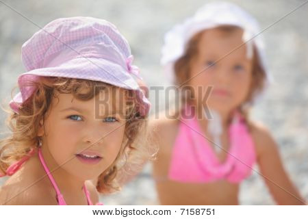 duas meninas em uma costa do mar.