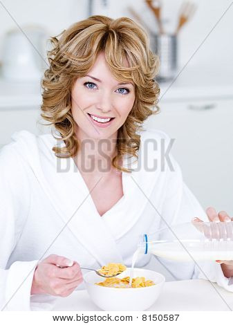 Souriant manger des Corn Flakes