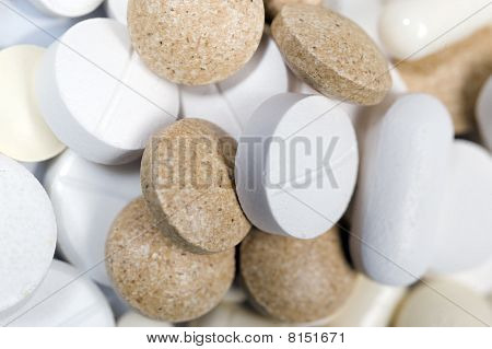 Mnoho barevných lékařské pilulky a vitamíny jako pozadí