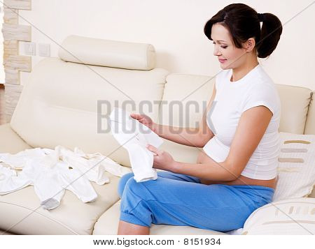 怀孕的女人准备到妇产医院