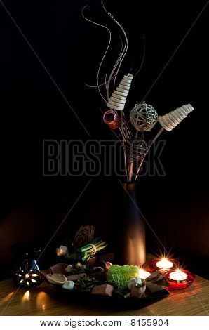Colorfull miscela di pot-pourri, vaso, candele sul tavolo