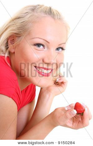 Giovane donna felice con fragola