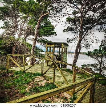 Wooden Birdwatching Cabin By The Water