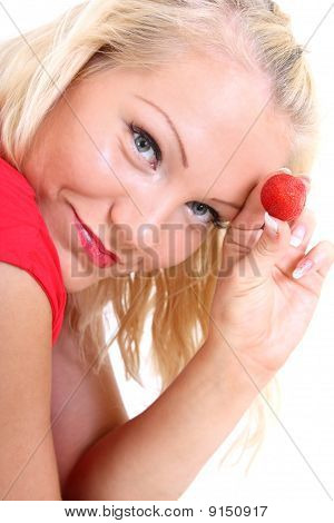 Bionda In rosso mostrando fragola