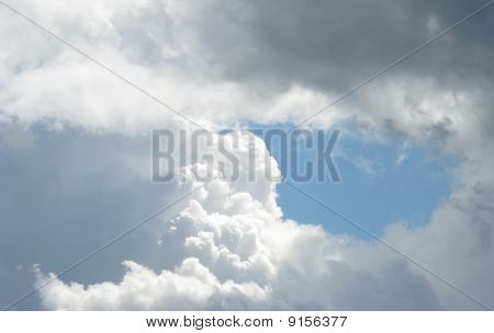 un ciel d'ouverture dans les nuages