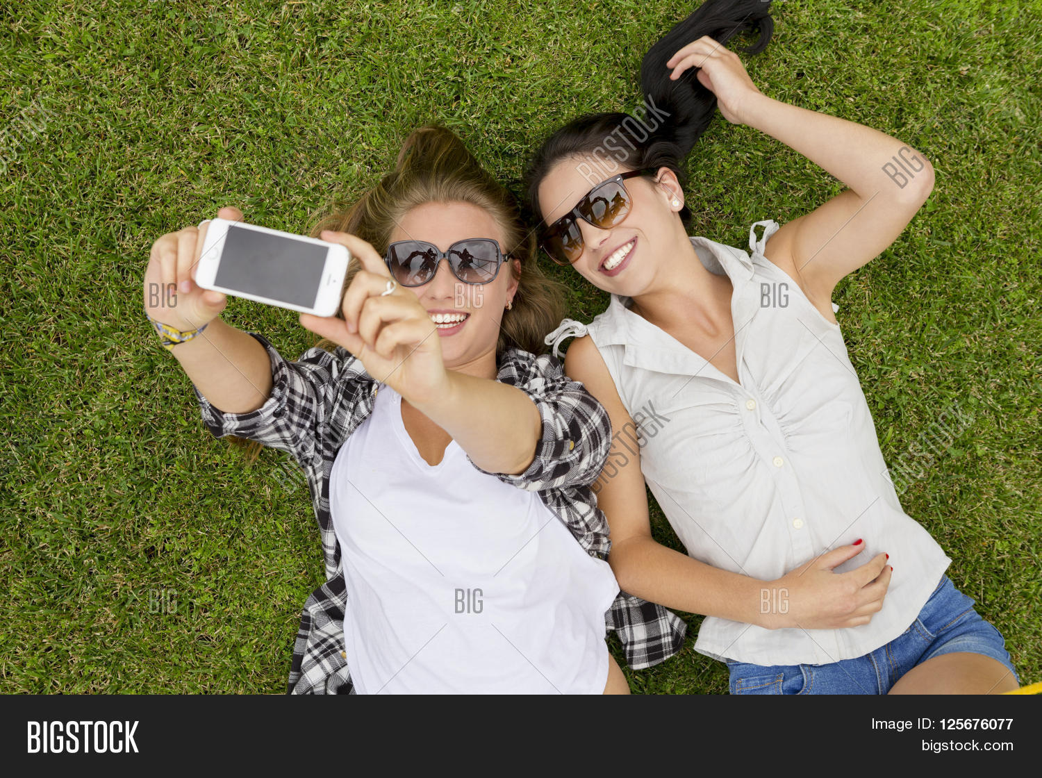 две подруги на море. лето подруги. вечеринка с друзьями. жили были 2 подружки. компания на пляже.