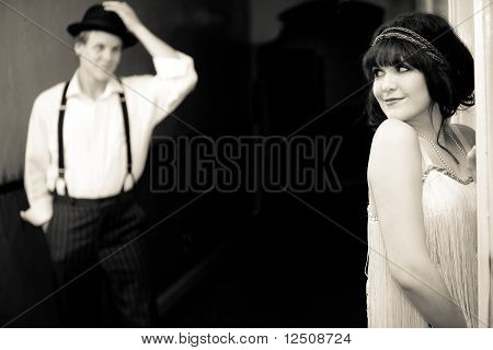 Młody klapa dziewczynka flirty z młody człowiek poza pokoju.