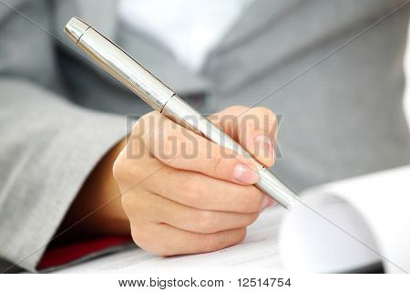 escritura de mujer por pluma