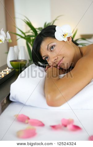 Portræt af smukke unge kvinde liggende på en massage seng