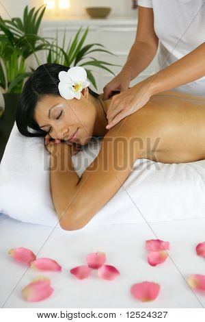 Kvinde med en massage i spa