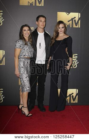 LOS ANGELES - APR 9:  Dana Teller, Miles Teller, Kaleigh Sperry at the 2016 MTV Movie Awards Arrivals at the Warner Brothers Studio on April 9, 2016 in Burbank, CA