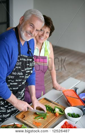 Üst düzey çift evde yemek