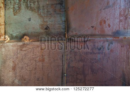 A wall made with rusty big panels