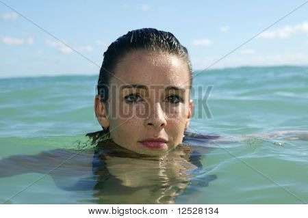 Portret van een vrouw badend in de zee